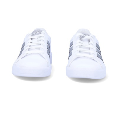 Sapatilhas brancas Adidas com riscas cinzentas e atacadores brancos