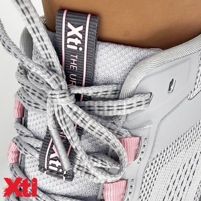 Sapatilha desportiva cinzenta com detalhes em rosa e cinza