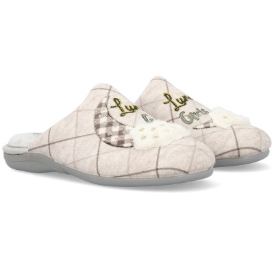 chinelos de tecido beje com padrão xadrez e bordado verde