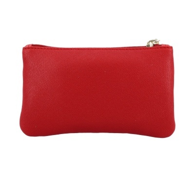 Bolsa pequena vermelha com fecho prateado sobre fundo branco