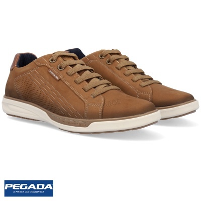 Sapatos castanhos de couro com sola branca e cadarços castanhos