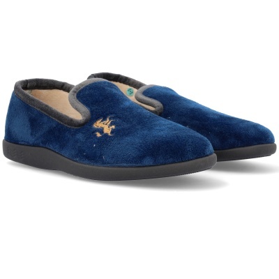 Chinelos felpudos azuis com bordado amarelo e solado preto.