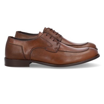 Sapatos masculinos castanhos de couro com atacadores e sola escura em fundo branco