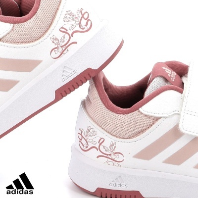 Ténis Adidas brancos com riscas rosa bebé e detalhe floral rosa na lateral