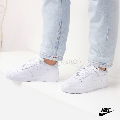 Ténis Nike Air Force 1 brancos com jeans claros