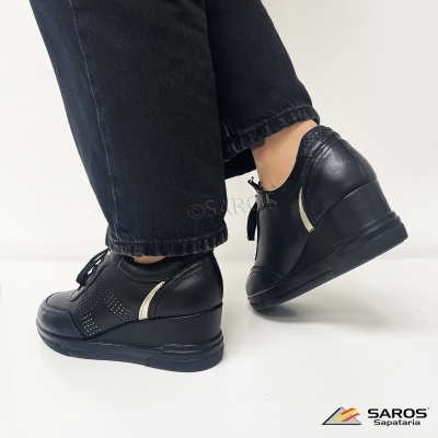 Sapatos pretos com cunha e detalhes brancos