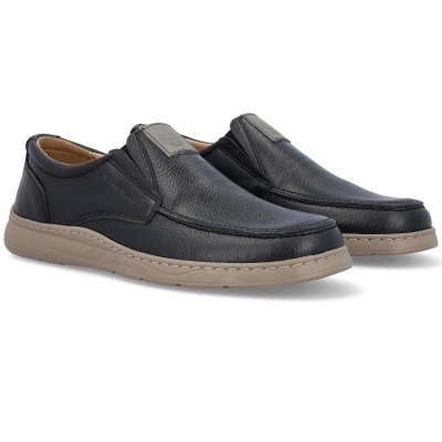 sapatos mocassim em pele negra com sola castanha clara e etiqueta cinza