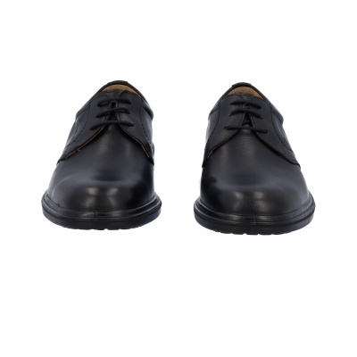 Sapatos pretos clássicos de couro com atacadores