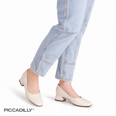 Sapatos bege claro de salto médio com calças de ganga azul clara