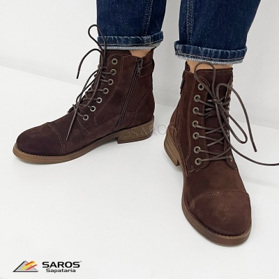 Botas castanhas de camurça com atacadores e fecho lateral