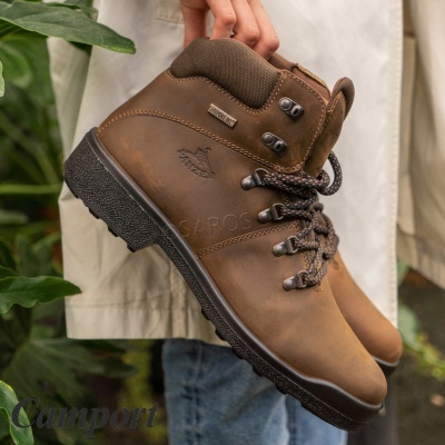 Botas castanhas de caminhada com sola preta e atacadores com presilhas metálicas