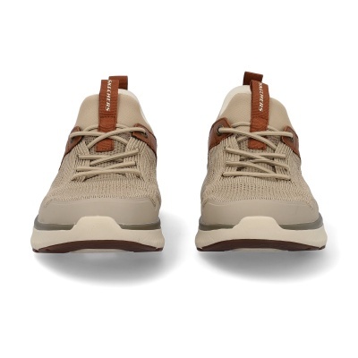 Ténis Skechers bege e castanho com malha tricotada e atacadores.