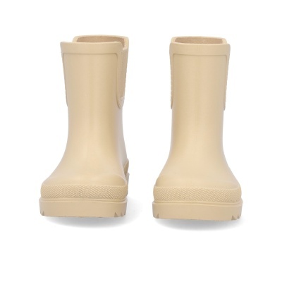 Par de botas de borracha bege, vista frontal, fundo branco