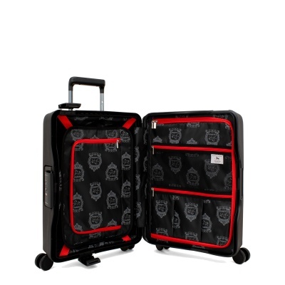 Mala de viagem rígida preta aberta a mostrar interior com padrão de logótipos e fechos vermelhos