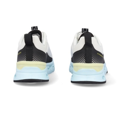 Ténis desportivos brancos e pretos com sola azul, vistos de trás