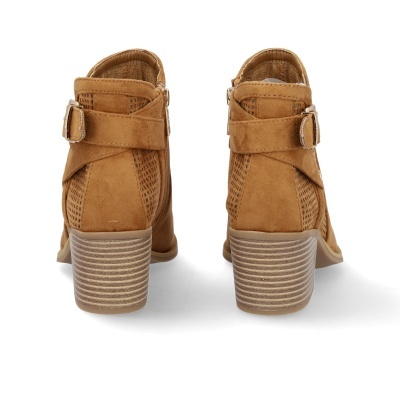 Botins castanhos de camurça com tacão grosso vistos de trás