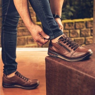 Sapatos marrons de couro para homem com atacadores e fecho