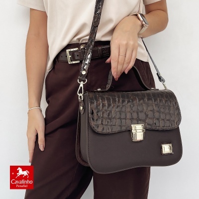 Mala tiracolo castanha escura com textura tipo crocodilo e fecho metálico prateado