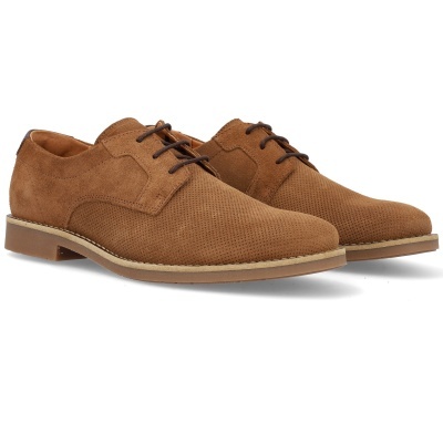 Sapatos sociais castanhos de camurça perfurada com atacadores