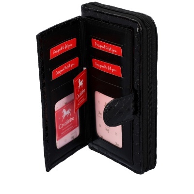 Carteira preta com design imitação pele de crocodilo aberta mostrando divisórias e rótulos vermelhos