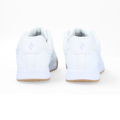 Par de sapatilhas desportivas brancas vistas de trás com sola castanha