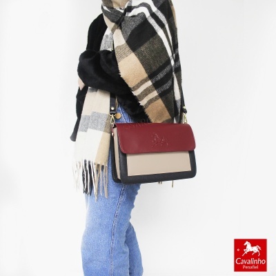 Mala de senhora em pele bicolor com alça preta e detalhe de cavalo em relevo