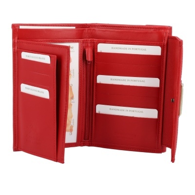 Carteira de pele vermelha aberta com compartimentos para cartões