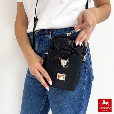 Saco preto pequeno com detalhe brilhante e fecho dourado