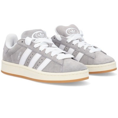 Sapatilhas Adidas Campus cinzentas com riscas brancas e sola castanha.