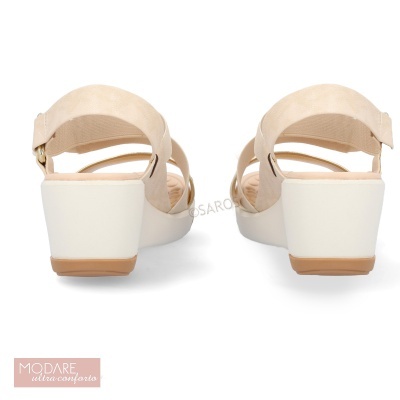 Par de sandálias bege com salto médio largo e tiras com fecho de velcro
