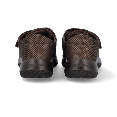 Par de sapatos castanhos escuros com textura em padrão de escamas e sola preta, vistos de trás