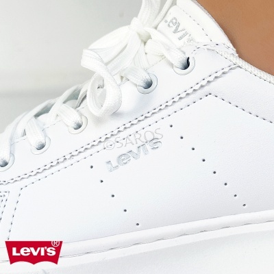 Tênis branco Levi's com marca visível e atacadores brancos