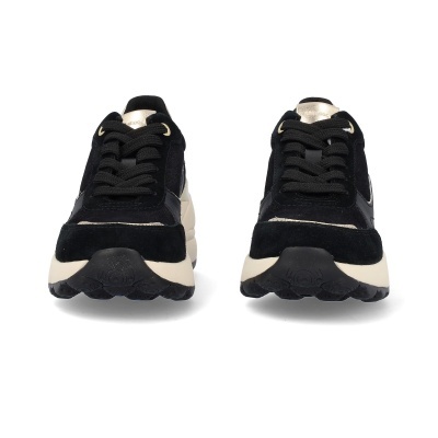 Par de ténis pretos e bege vistos de frente