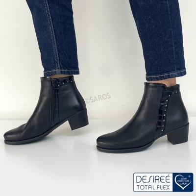 Botas de mulher pretas em pele com salto médio e tachas, mostradas em fundo branco