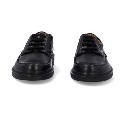 Sapatos pretos de couro com atacadores e sola preta texturada