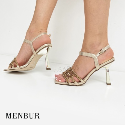 Sandálias Menbur douradas com salto alto e correntes decorativas
