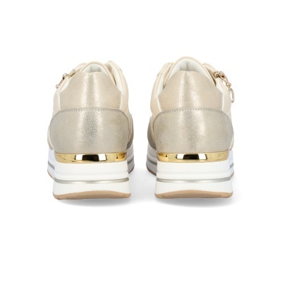 Ténis bege com detalhes dourados metálicos vistos de trás