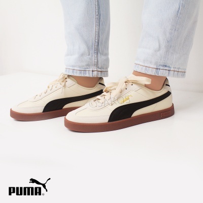 Ténis Puma creme com faixa preta e sola castanha