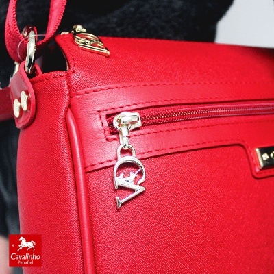Mala de ombro vermelha com fecho e pendente metálico