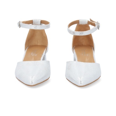 Sapatos brancos com salto médio e tira no tornozelo