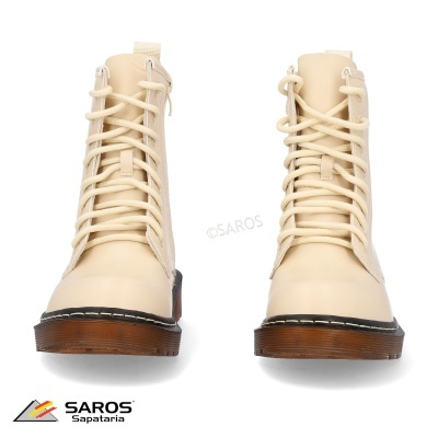 Botins bege com atacadores e sola castanha, fundo branco