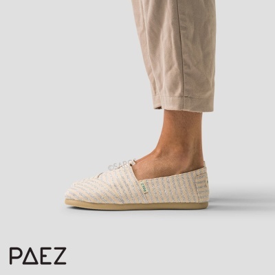 Alpercata bege claro com riscas azuis e sola bege vestida no pé