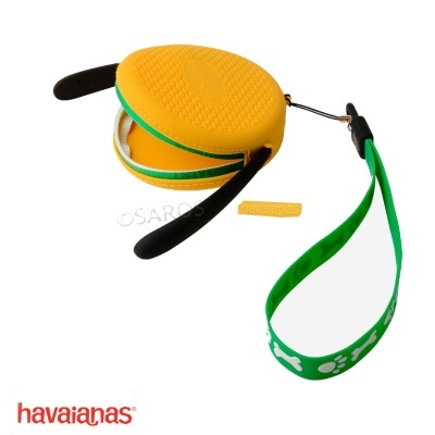 Bolsa redonda amarela com fita verde decorada e logo havaianas