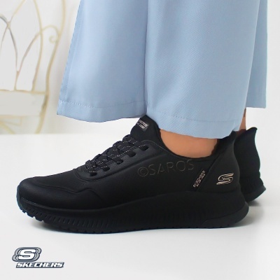 Ténis pretos Skechers OSAROS com calças azuis claras