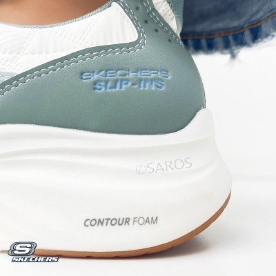 Ténis Skechers SLIP-INS cinza esverdeado e branco com sola branca e castanha e texto nas laterais