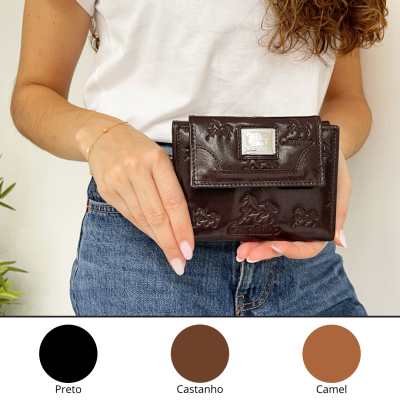 Carteira castanha de couro com relevos de cavalos e patch metálico prateado