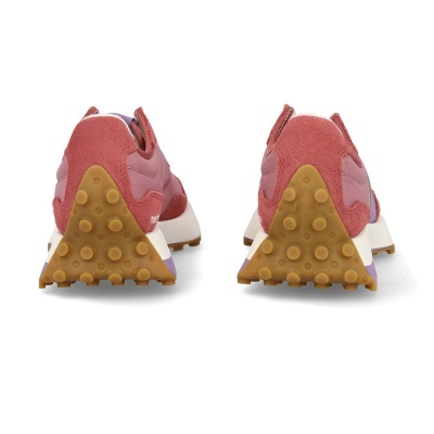 Par de sapatilhas cor de rosa com sola de borracha castanha visto de trás