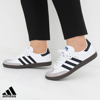 Ténis Adidas Samba brancos com riscas pretas e sola castanha