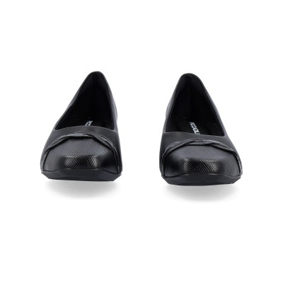 Sapatos femininos pretos com ponta texturizada e sola preta.