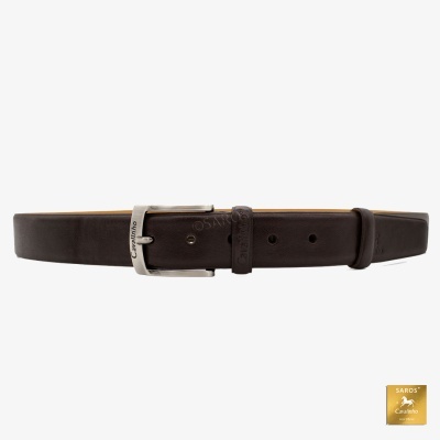 Cinto castanho de pele com fivela prateada